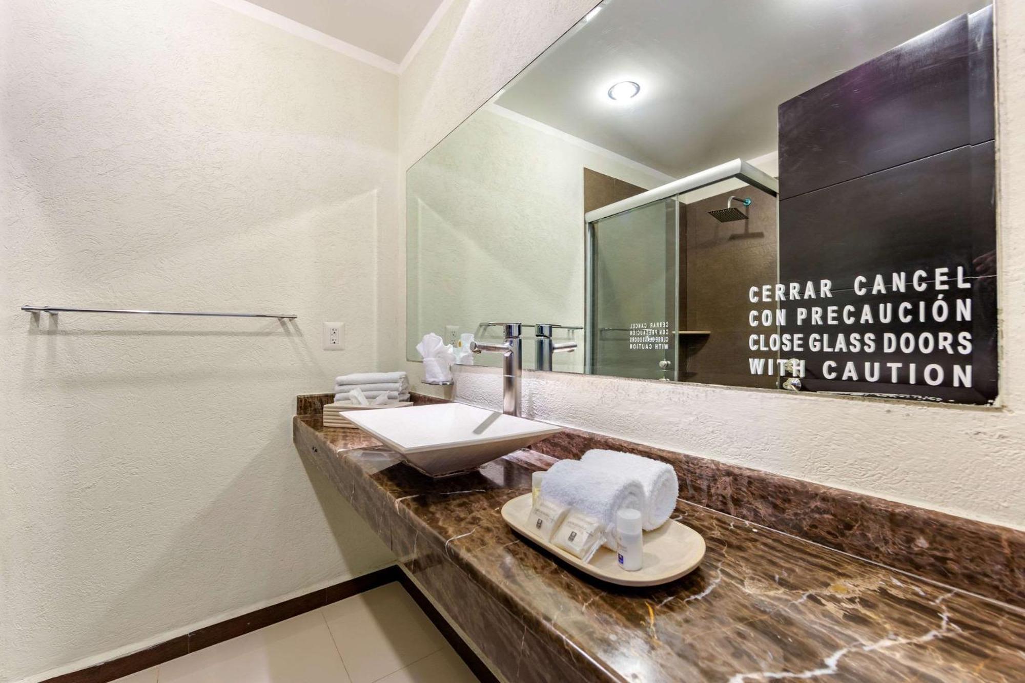 Comfort Inn Cancun Aeropuerto Eksteriør billede
